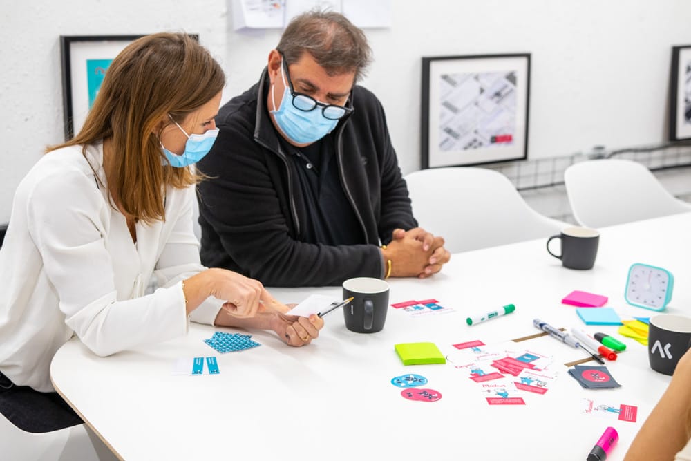 Deux utilisateurs discutant autour d'une carte