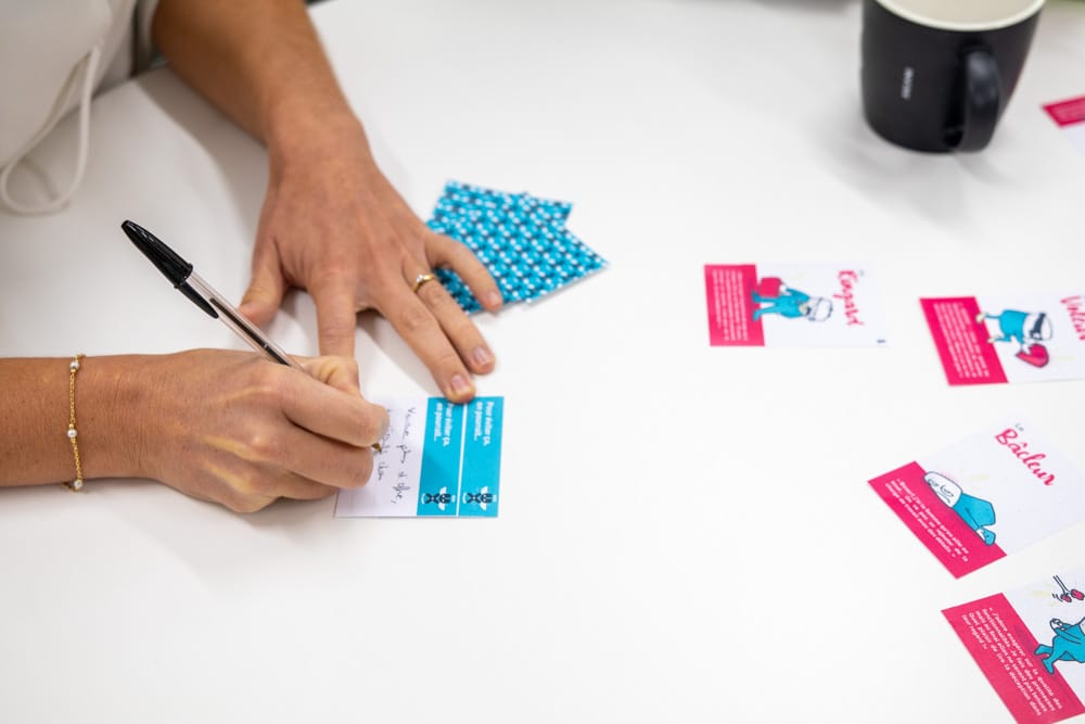 Quelqu'un écrit sur une carte bleue, la partie Angel